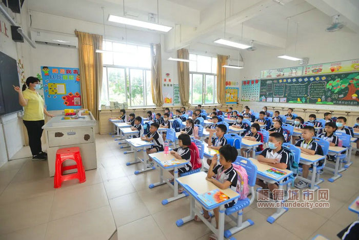 均安共336间的教室全面完成了标准化灯光照明装置的改造，并为全镇新生配备的护脊新课桌椅套装。.jpg