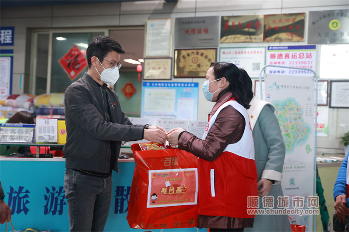 团区委领导慰问顺德客运站春运志愿者.jpg