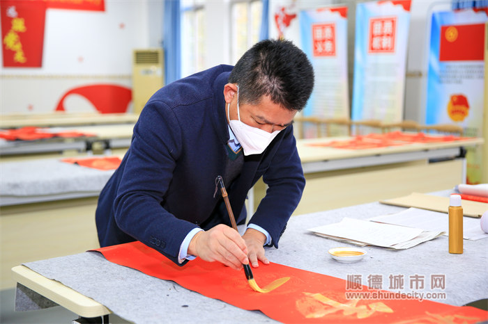 陈村职校党总支书记、校长林家祥义写春联送祝福.jpg