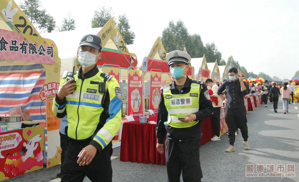 现场人气不错，警察让人倍感安全。.JPG