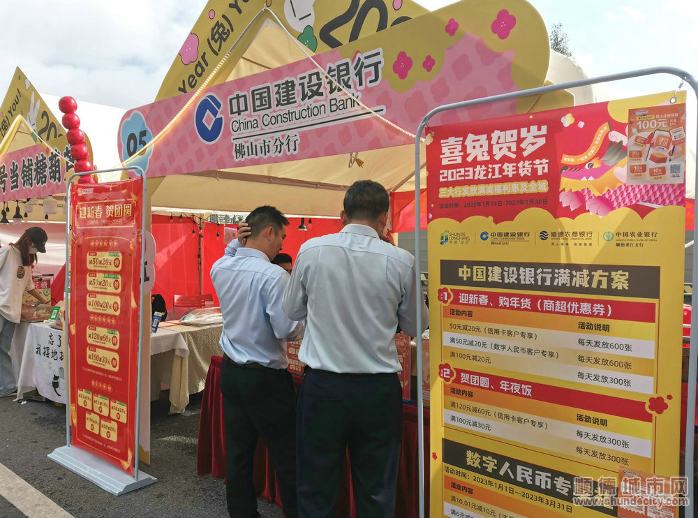 多家银行现场送券、送礼。.jpg