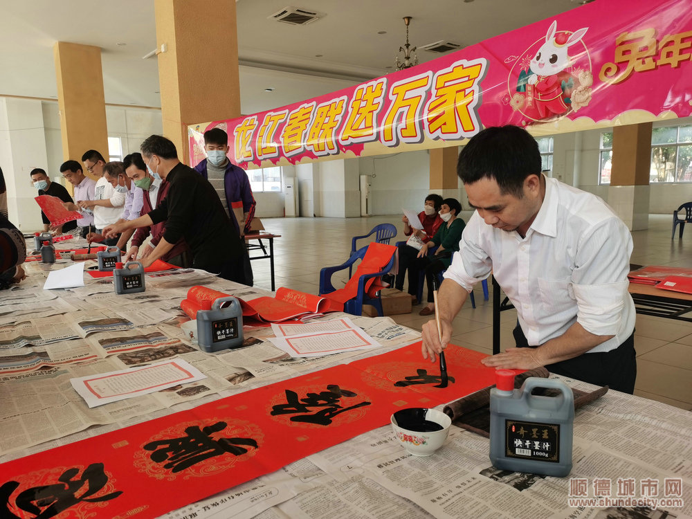 龙江镇人大办邀请书法家写挥春送送村民。.jpg