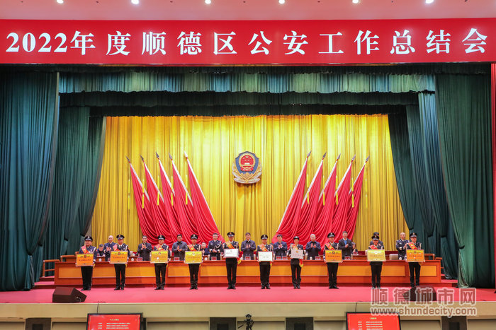 现场为多批英模代表颁奖。.jpg