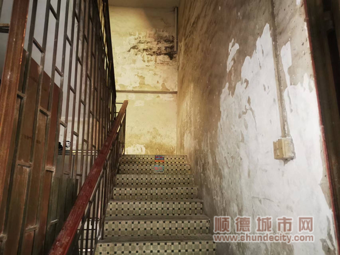 杏福苑楼道破旧_副本.png