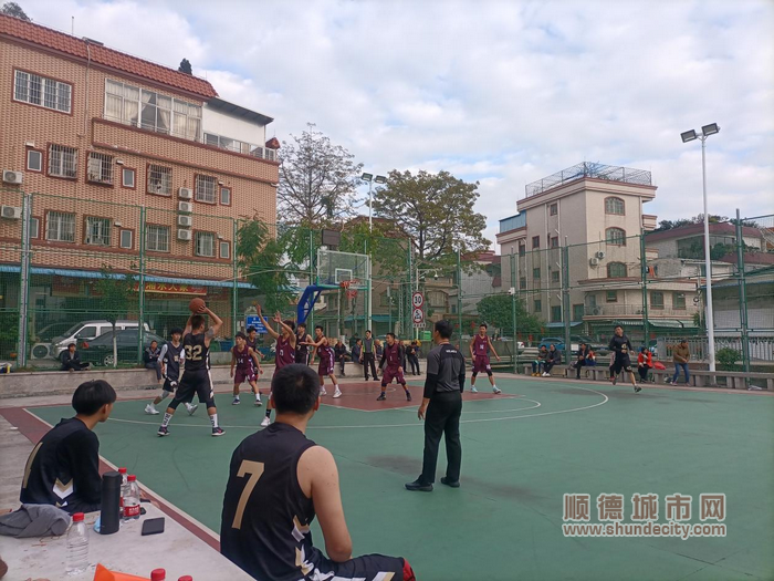 运动健儿们在球场挥洒汗水。.png