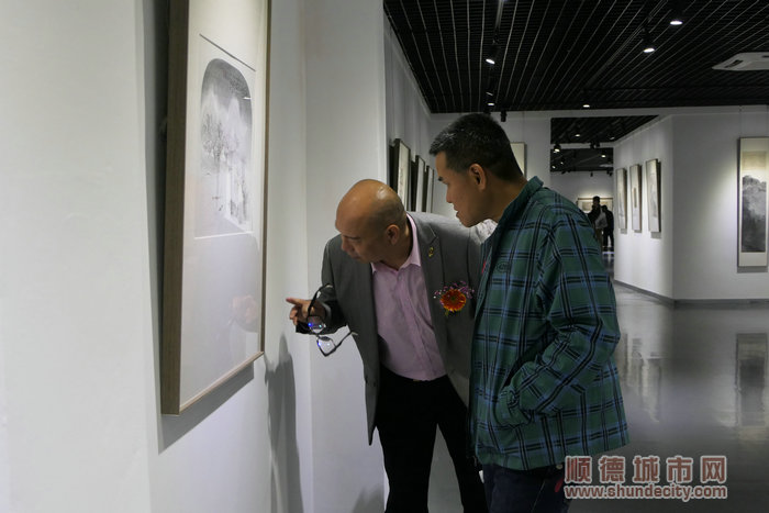 受邀嘉宾参观展览。.jpg