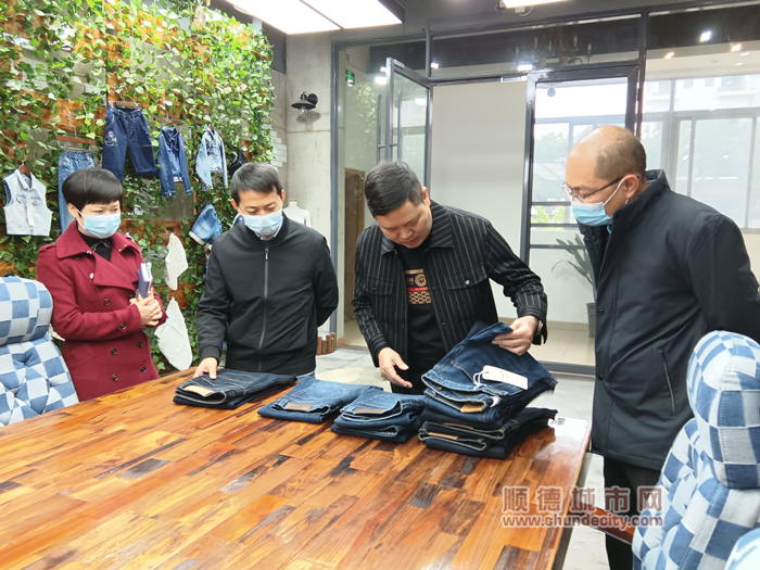均安镇经济发展办公室党支部到奔鸿服装有限公司走访调研_副本.png