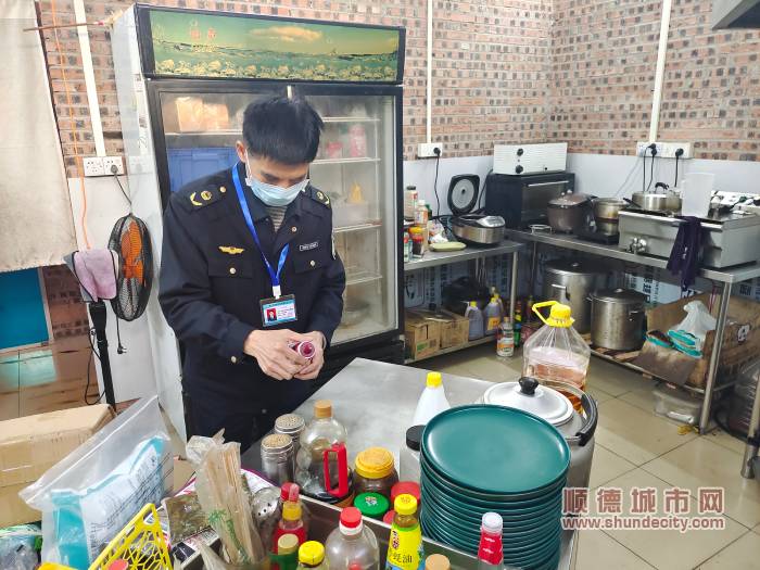 检查校园周边食品安全.jpg