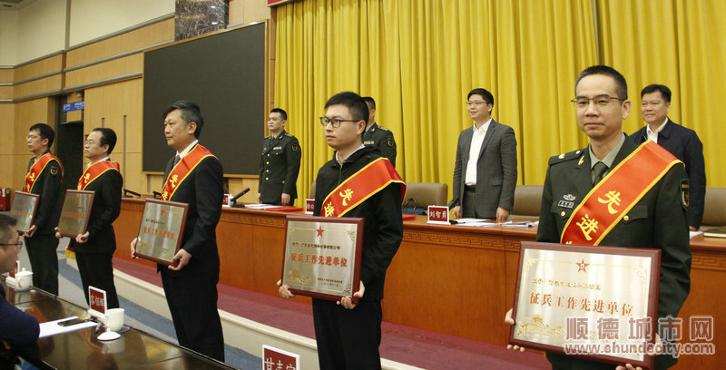 会议对2022年度武装先进单位和先进个人进行了表彰。.JPG