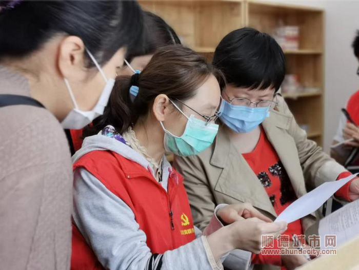 脱下“白大褂”，她穿上为民请命的“正装”。.png