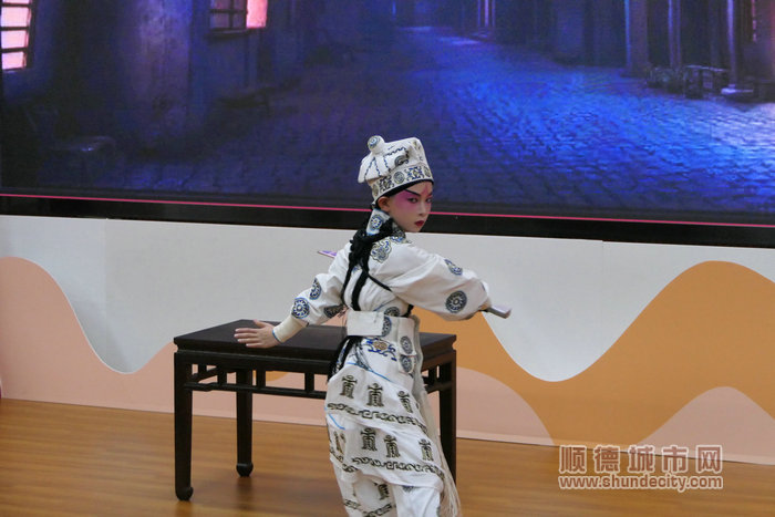 佛山市第五届少儿粤剧艺术节少儿粤剧折子戏金奖作品《三岔口》正在上演。.jpg