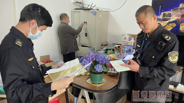 执法人员来到叉车使用相关单位检查相关证件。.jpg