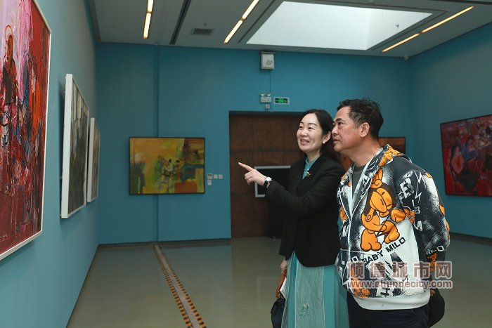 观众观展_副本.JPG