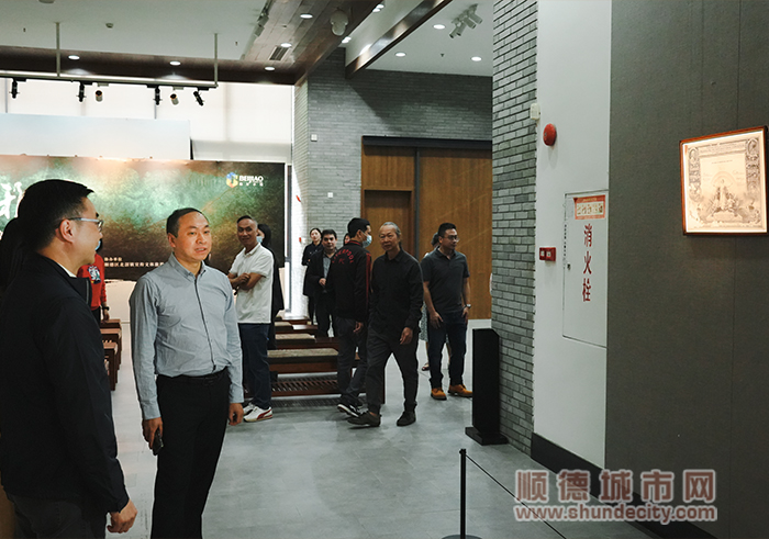 嘉宾参观画展.jpg