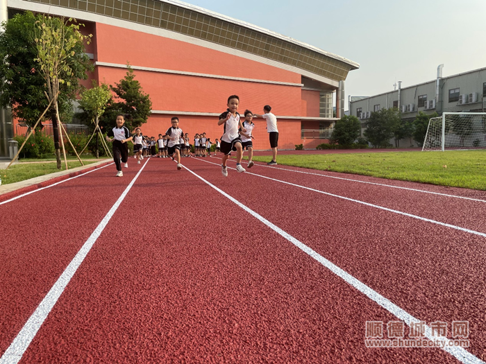 大闸小学运动场改造后为学生们运动提供了良好的条件。.png
