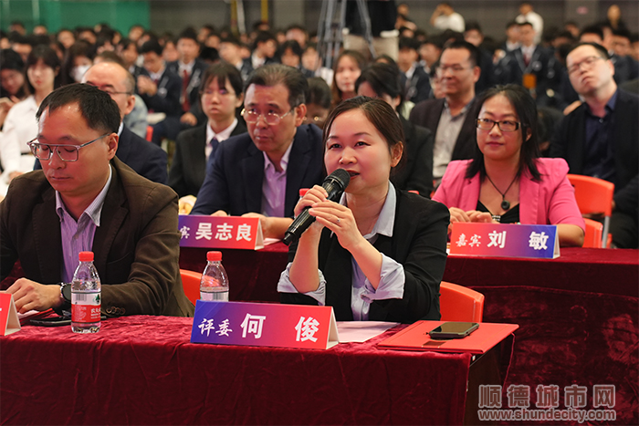 评委们精彩点评，让选手获益良多.jpg