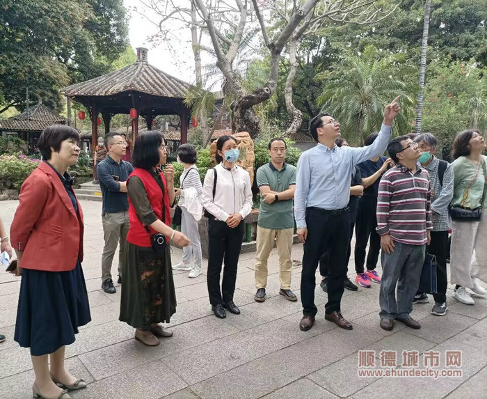 在清晖园，“红耆”志愿队为调研组讲解景点(1).jpg