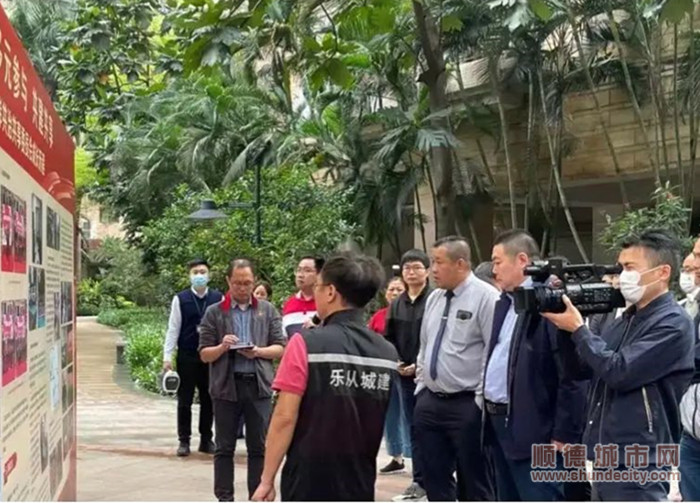 参会人员到有关小区走访调研。.jpg