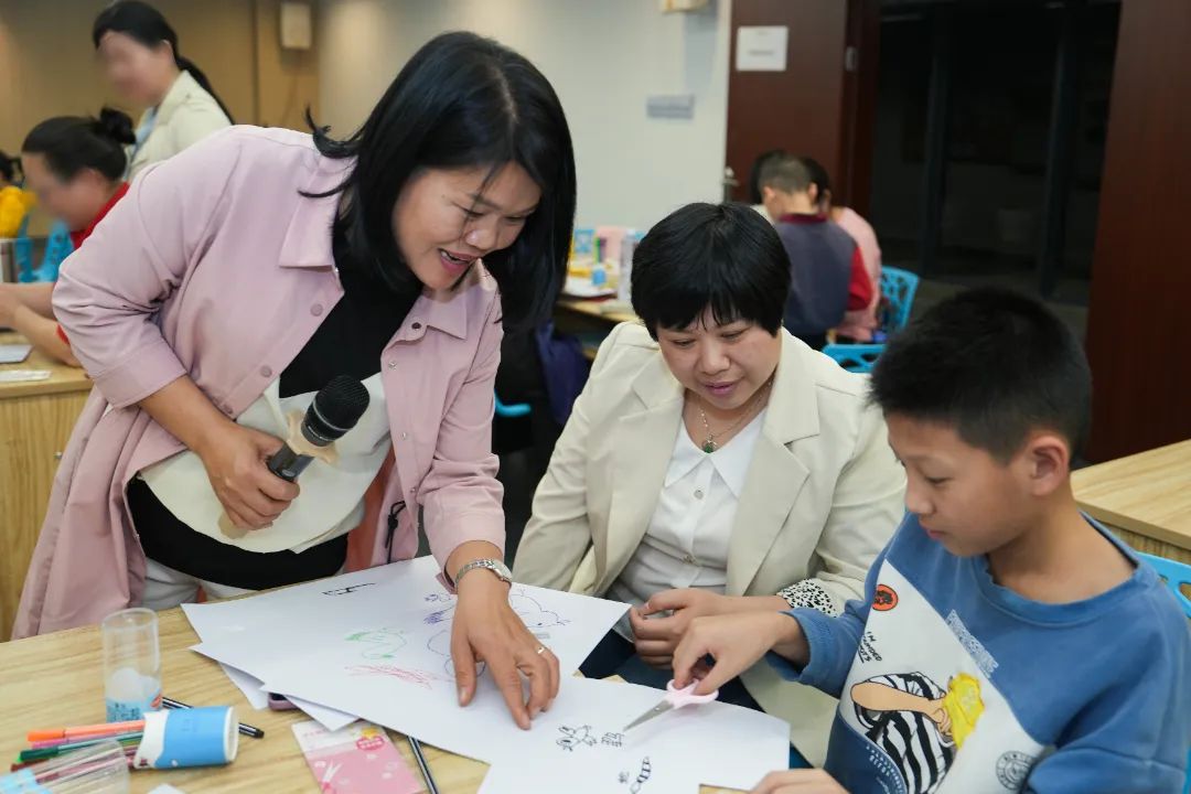 2  组织员工参加亲子互动沙龙.jpg