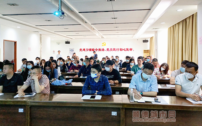 企业代表认真听取会议报告。.jpg