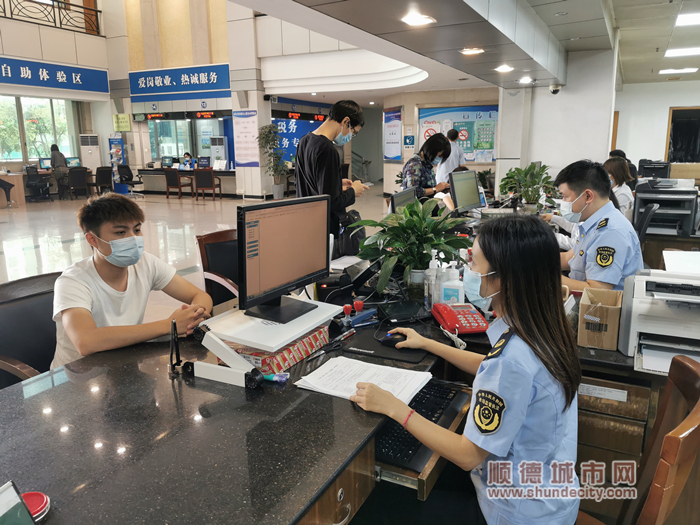 大良市监所审批服务窗口为群众提供高效服务_副本.jpg