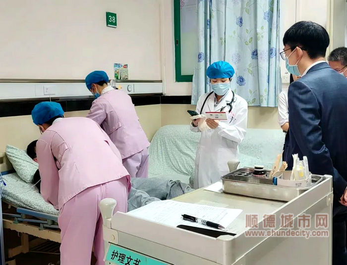 接受中国胸痛中心认证专家组现场核查.jpg
