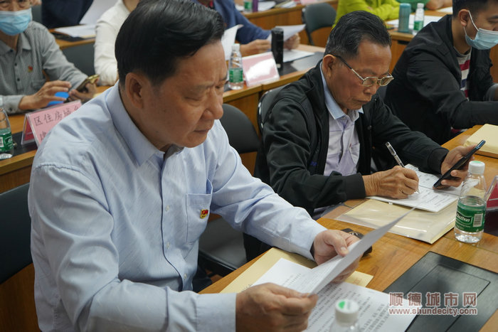 离退休干部认真听取会议精神。.jpg
