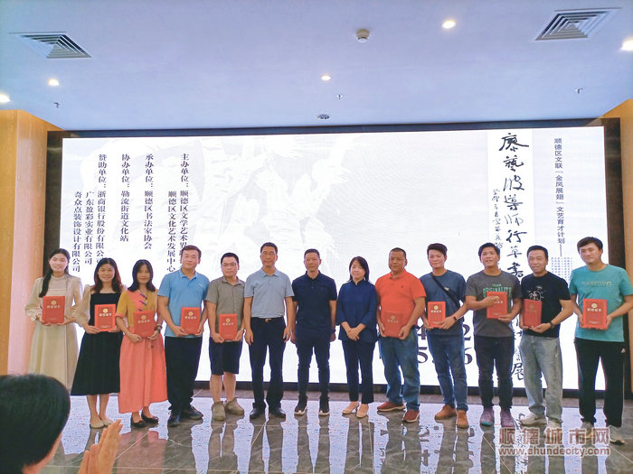 为学员颁发结业证书。.jpg
