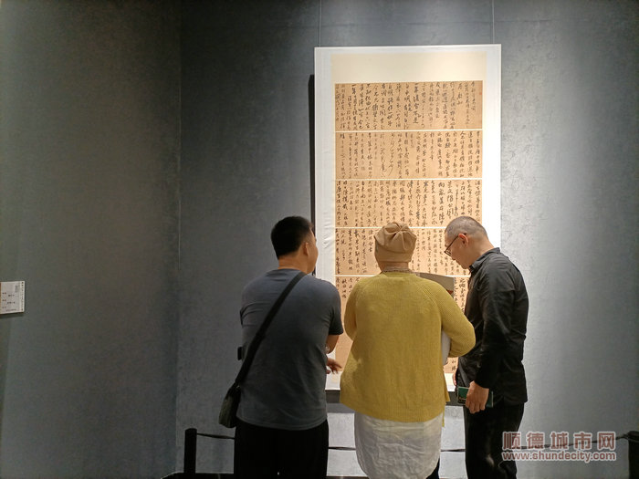 书法爱好者欣赏结业展作品。.jpg