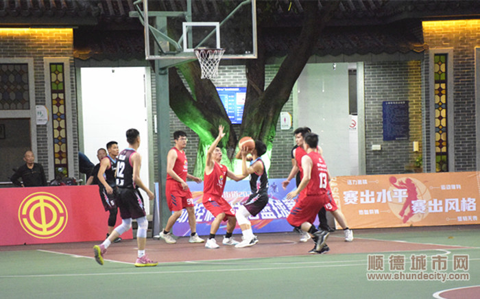 运动员们发球、运球、传球、断球......新城队、黄连队展开了激烈的争夺，场面.jpg