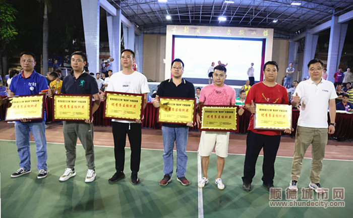 勒控集团有限公司总经理崔磊为获奖赛区代表颁奖。.jpg