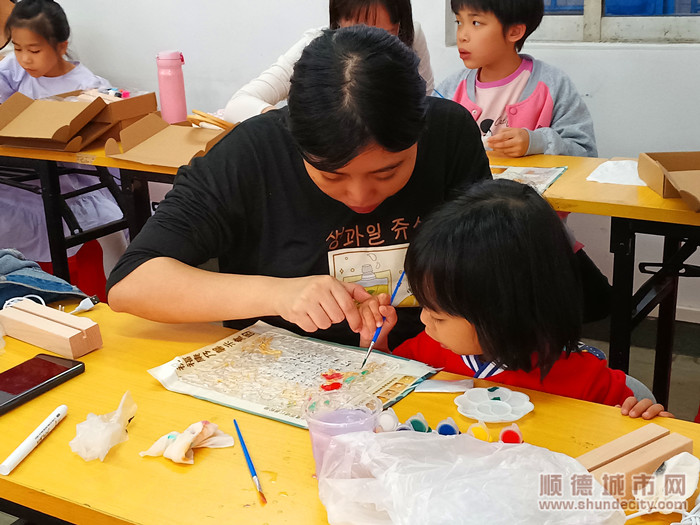 亲子同画，乐趣无边。.jpg