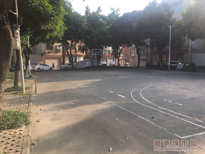 改造前的大良近良社区五坊篮球场.jpg