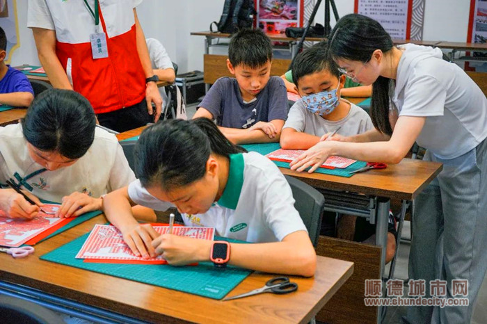 青少年从中体会到剪纸制作的乐趣。.jpg