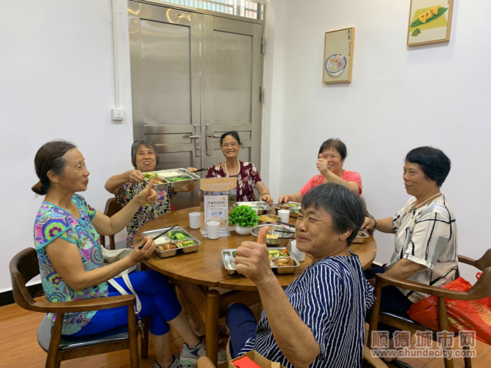 长者们对饭堂的出品竖起了大拇指。.jpg
