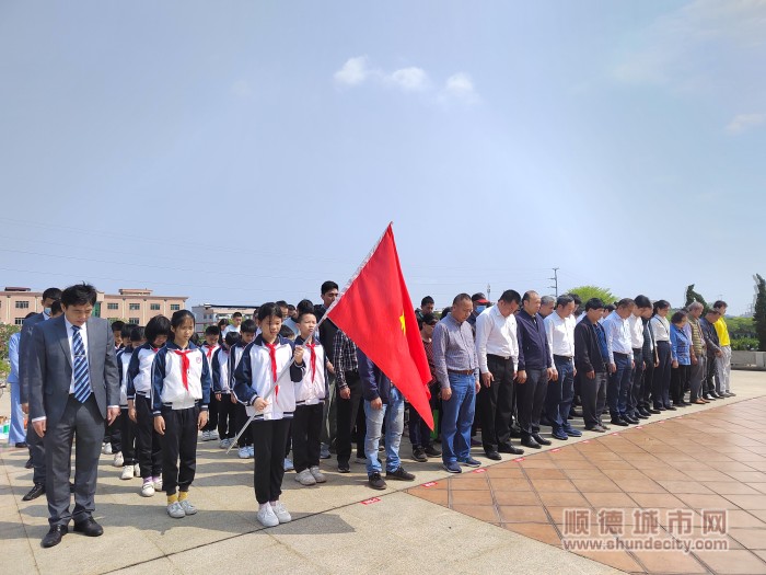 顺德区退役军人事务局在飞鹅墓园革命烈士墓区开展祭奠革命先烈活动。.jpg