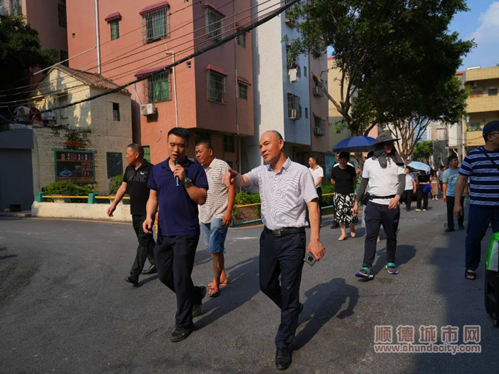走访南海桂城平西社区，听取社区负责人介绍情况。.jpg