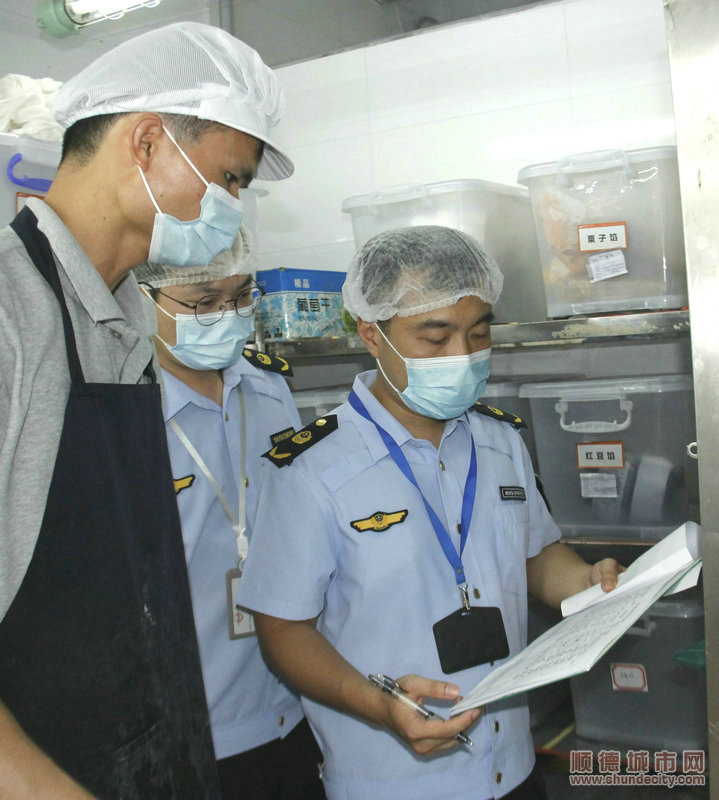 9.在点心间，检查人员仔细查看半成品发酵过程中的添加剂使用情况，发现使用的添加剂是泡打粉，类型和剂量在允许范围内。.JPG