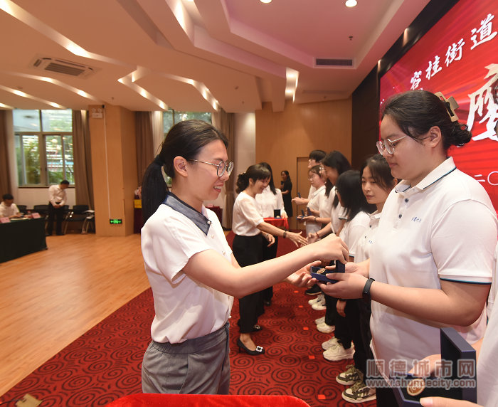 赖委员颁发徽章.jpg