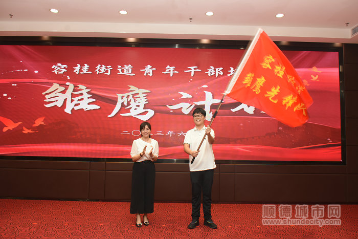 授予先锋队旗.jpg
