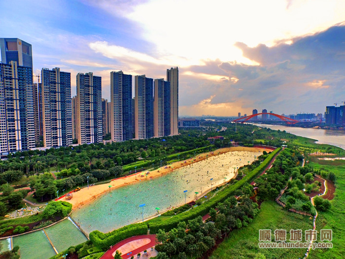 佛山新城露天泳场。（乐从镇宣传文体旅游办公室供图）.jpg