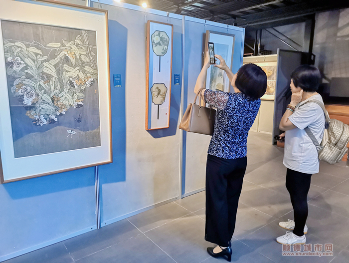 充满艺术之美的画作引来市民前来打卡.jpg