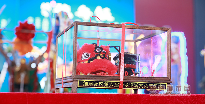启动仪式现场，还赠送了细滘社区第六届彩龙巡游文化节纪念品，整体以龙舟、舞狮为设计原型，反映传统的龙舟文化。 (2).jpg