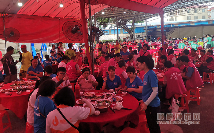 其乐融融的活动现场，大家都在品尝美食，好不热闹 (3).jpg