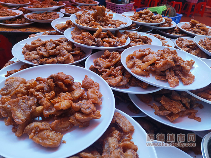 现场共有九道色香味俱全的菜品搭配龙船糯米饭食用，香气扑鼻！ (3).jpg
