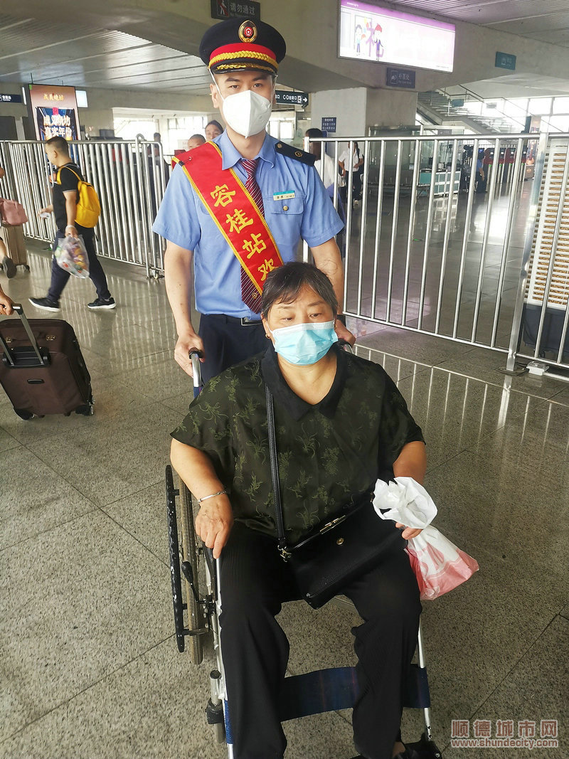 容桂站工作人员为市民服务。.jpg