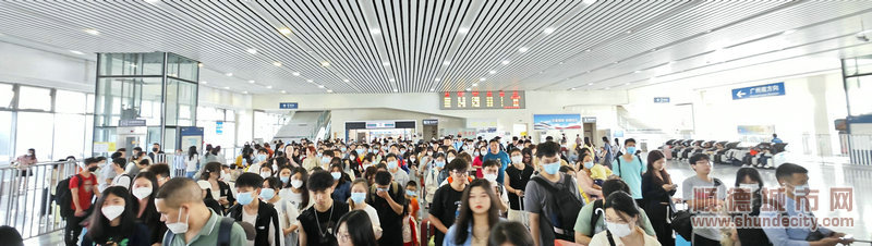 端午小长假，容桂站迎来人流高峰。.jpg