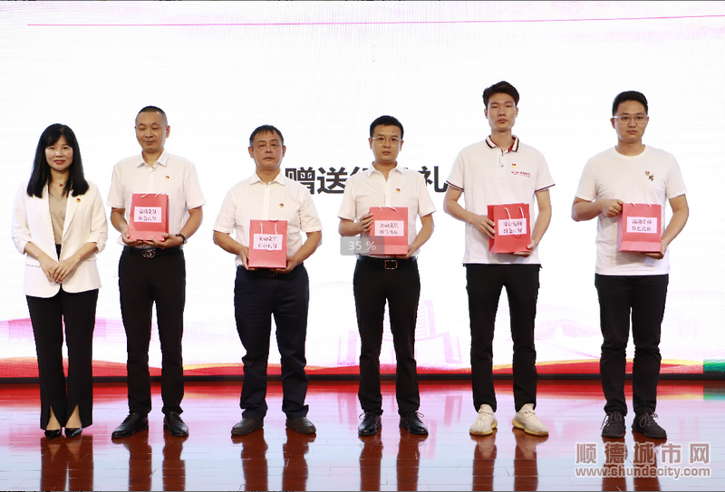 龙江镇党委副书记俞飞燕向每位流动党员赠送红色大礼包。.png