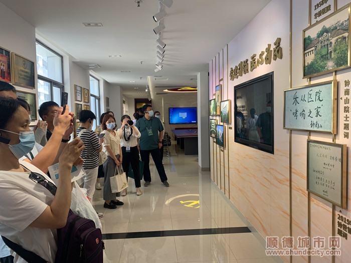 考察团了解乐从医院情况。.jpg