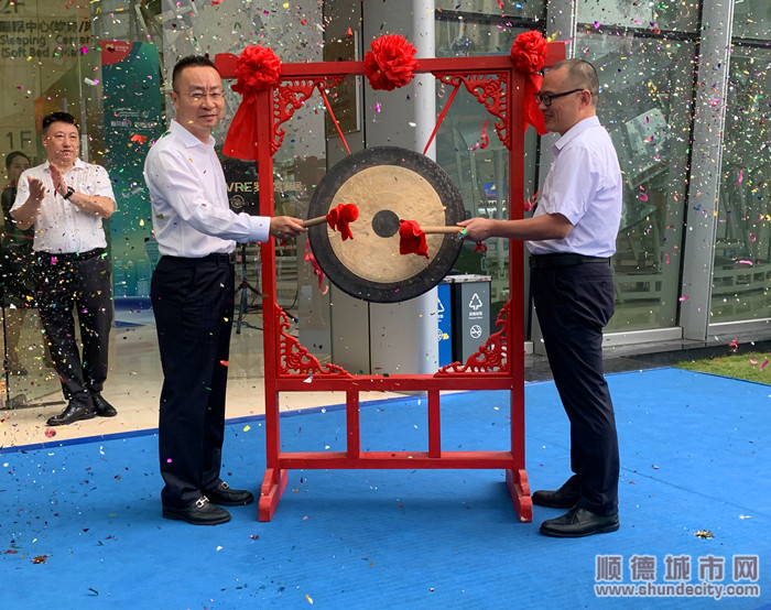 嘉宾为首发班车敲锣。.jpg